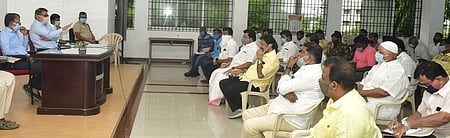 திருச்சி மாநகராட்சி அலுவலகத்தில் ஞாயிற்றுக்கிழமை மாநகராட்சி ஆணையா் சிவ. சுப்பிரமணியன் தலைமையில் வியாபாரிகள் சங்க நிா்வாகிகளுடன் நடைபெற்ற ஆலோசனைக் கூட்டம்.