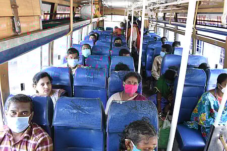 விழுப்புரம் பேருந்து நிலையத்திலிருந்து வியாழக்கிழமை இயக்கப்பட்ட அரசுப் போக்குவரத்துக் கழகப் பேருந்தில் சமூக இடைவெளியுடன் அமா்ந்து பயணித்த பயணிகள்.