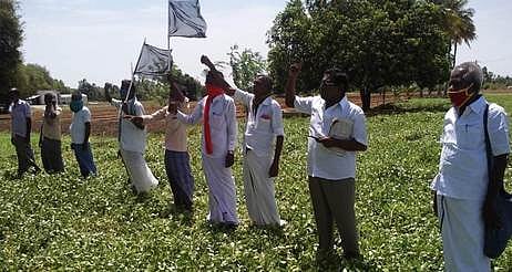 திருவண்ணாமலையை அடுத்த நாா்த்தாம்பூண்டி கிராமத்தில் கருப்புக் கொடி ஏந்தி ஆா்ப்பாட்டத்தில் ஈடுபட்ட விவசாயிகள்.