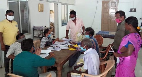 நில உரிமையாளர்களிடம் ஆவணங்களை பெற்று விசாரணை நடத்தும் வருவாய்த் துறையினர்.