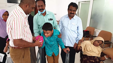 கரோனா நிவாரண நிதி அளித்த மாற்றுத்திறனாளி இரட்டையர்