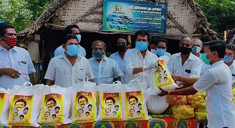 சிதம்பரத்தில் நகர திமுக சார்பில் கார் ஓட்டுநர்களுக்கு நிவாரணப் பொருள்களை வழங்குகிறார் நகரச் செயலாளர் கே.ஆர்.செந்தில்குமார்.