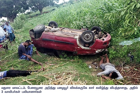 பேரையூா் அருகே காா் கவிழ்ந்து 3 இளைஞா்கள் பலி