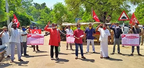 கரோனா நிவாரணம் வழங்கக்கோரி புதுக்கோட்டையில் இடதுசாரிக் கட்சிகள் ஆர்ப்பாட்டம்