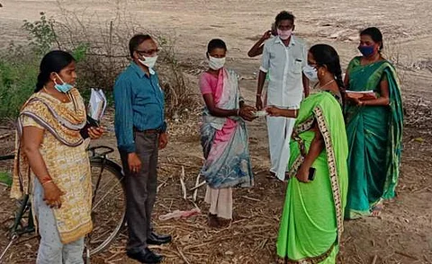கூத்தாநல்லூரில் மாற்றுத் திறனாளிகளுக்கு கரோனா நிதி உதவி வழங்கப்பட்டது