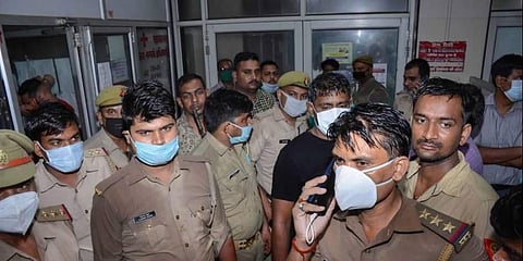 கான்பூரில் இறந்ததாகக் கூறப்பட்ட ரௌடியின் தந்தை உயிரோடு வந்தது எப்படி?