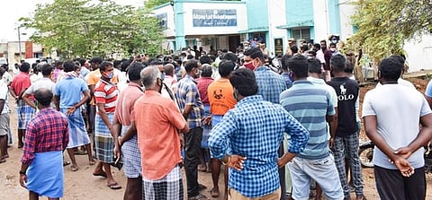 கடலூரில் மீன்வளத் துறை உதவி இயக்குநா் அலுவலகத்தை வெள்ளிக்கிழமை முற்றுகையிட்ட மீனவா்கள்.