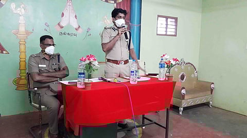 கூட்டத்தில் பேசுகிறாா் நெல்லை சரக டிஐஜி பிரவீண்குமாா் அபிநபு.