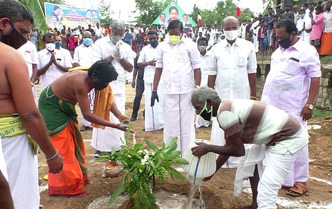 பூமி பூஜையில் பங்கேற்ற தமிழக சுற்றுலாத் துறை அமைச்சா் வெல்லமண்டி நடராஜன், எம்எல்ஏ ஆா். சந்திரசேகா் உள்ளிட்டோா்.
