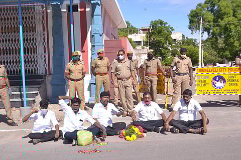 பாளை.யில் தடையை மீறி அழகுமுத்துக்கோன் சிலைக்கு மாலை அணிவிக்க முயன்ற 5 பேர் கைது