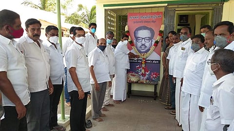 நாவலர் இரா.நெடுஞ்செழியன் உருவப்படத்திற்கு தி.மு.க.வினர் மரியாதை