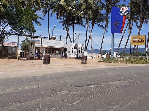 உத்தமபாளையத்தில் பொது முடக்கம் எதிரொலி: பெட்ரோல் நிலையம் உட்பட பெரும்பான்மையான கடைகள் மூடல்