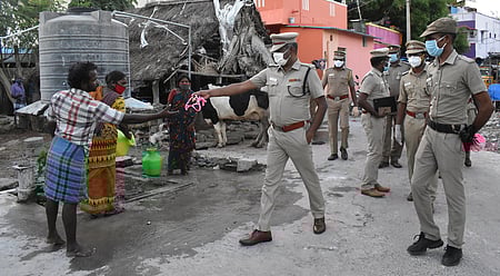 மக்கள் நெருக்கம் மிகுந்த பகுதிகளில் வேகமாகப் பரவும் கரோனா!
