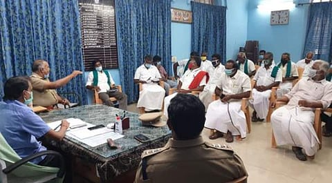 தாராபுரம் வட்டாட்சியர் அலுவலகத்தில் திங்கள்கிழமை நடைபெற்ற பேச்சுவார்த்தையில் பங்கேற்ற விவசாயிகள் மற்றும் வங்கி அதிகாரிகள்