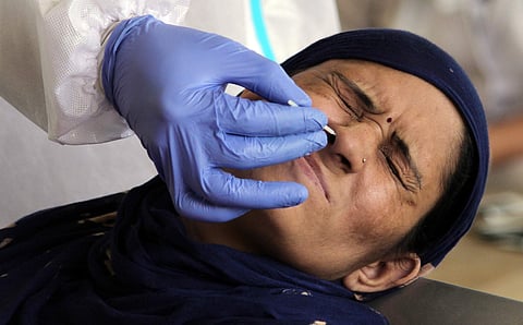 ​கேரளத்தில் புதிதாக 449 பேருக்கும், கர்நாடகத்தில் புதிதாக 2,738 பேருக்கும் கரோனா தொற்று இருப்பது உறுதி செய்யப்பட்டுள்ளது.  (கோப்புப்படம்)