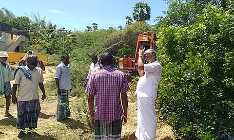 வாய்க்கால் தூா்வாரும் பணியை பாா்வையிட்டு விவசாயிகளுடன் கலந்துரையாடிய வேளாண்துறை அமைச்சா் ஆா்.கமலக்கண்ணன்.