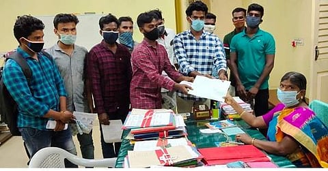 மயிலாடுதுறை வருவாய்க் கோட்டாட்சியரிடம் இளைஞர்கள் கோரிக்கை