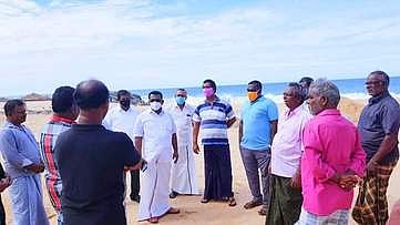 கடல் சீற்றத்தால் பாதிக்கப்பட்ட பகுதிகளை பாா்வையிட்டு, பாதிப்புகள் குறித்து மீனவா்களிடம் கேட்டறிகிறாா் சுரேஷ்ராஜன் எம்எல்ஏ.