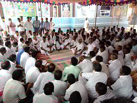 சீர்காழி அருகே திருமுல்லைவாசலில் சுருக்குமடி வலை பயன்பாட்டாளர்கள் ஆதரவு கூட்டத்தில் பங்கேற்ற 21 கிராம மீனவ தலைவர்கள், பிரதிநிதிகள்.