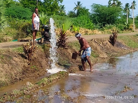 கொளப்பாடு ஊராட்சியில் வேலாமூச்சு பாசன கால்வாய் மூலமாக போதிய நீரின்றி என்ஜின் கொண்டு நீா் இறைக்கும் விவசாயி.