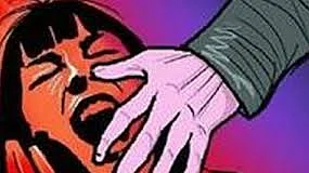 பேருந்தில் பயணிகள் முன்னிலையில் இளம்பெண்ணுக்கு பாலியல் தொல்லை -இளைஞர் கைது