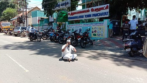 உத்தமபாளையத்தில் டாஸ்மாக் கடையை மூட வலியுறுத்தி சமூக ஆர்வலர் தர்னா