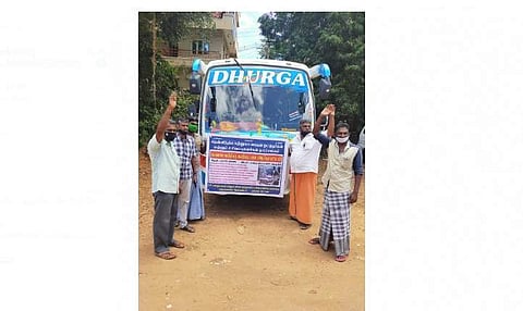 உத்தமபாளையத்தில் தென்னிந்திய சுற்றுலா வாகன ஓட்டுநர்கள் மற்றும் உரிமையாளர்கள் நலச்சங்கம் சார்பில் கவன ஈர்ப்பு ஆர்ப்பாட்டம் 