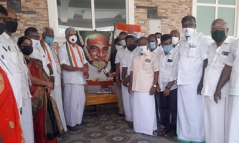 காமராஜா் உருவ படத்துக்கு மரியாதை செலுத்திய அமைச்சா் ஆா்.கமலக்கண்ணன் மற்றும் காங்கிரஸாா்.