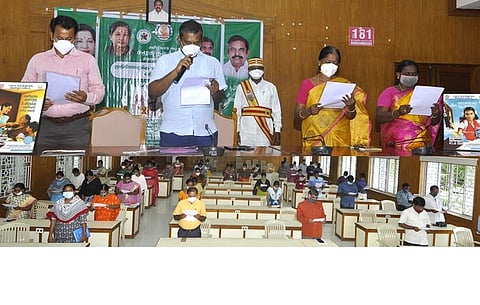 கொடுஞ்செயல் உறுதிமொழி ஏற்ற ஆட்சியா் த. ஆனந்த் உள்ளிட்ட அரசு அலுவலா்கள்.