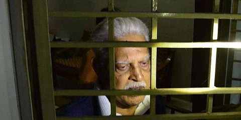 ​பீமா கோரேகான் வழக்கில் கைது செய்யப்பட்டுள்ள சமூக ஆர்வலர் வரவர ராவுக்கு கரோனா வைரஸ் நோய்த் தொற்று இருப்பது உறுதி செய்யப்பட்டுள்ளது.
