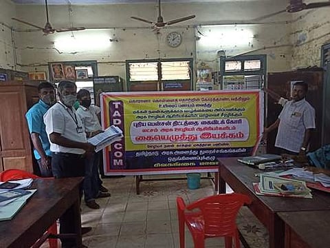 திருப்புவனம் ஊராட்சி ஒன்றிய அலுவலகத்தில் ஊழியர்களிடம் கையெழுத்து இயக்கம் நடத்தப்படுகிறது.