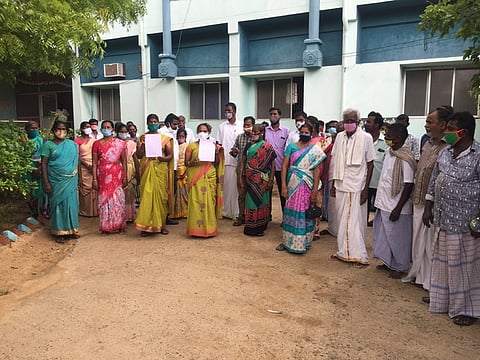பரமக்குடி வட்டாட்சியா் அலுவலகத்தை சனிக்கிழமை முற்றுகையிட்டு போராட்டத்தில் ஈடுபட்ட கமுதக்குடி கிராம மக்கள்.