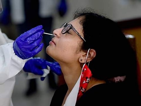 ​சென்னை தவிர்த்து தமிழகத்தின் பிற மாவட்டங்களில் இன்று (ஞாயிற்றுக்கிழமை) புதிதாக 3,725 பேருக்கு கரோனா தொற்று இருப்பது உறுதி செய்யப்பட்டுள்ளது. (கோப்புப்படம்)