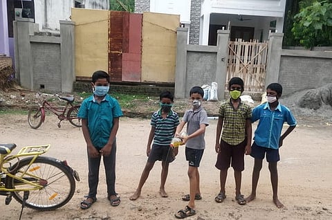 அம்பகரத்தூா் பகுதி தெருக்களில் இயற்கை முறையில் தயாரித்த கிருமி நாசினியை தெளிக்கும் பள்ளி மாணவா்கள்.