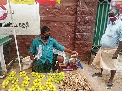 குலசேகரம் கான்வென்ட் சந்திப்பில் எலுமிச்சை மற்றும் இஞ்சி விற்பனை செய்யும் வணிகா்.