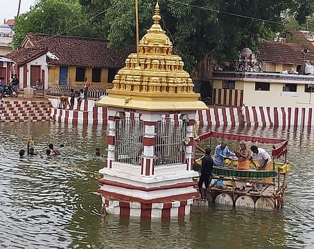 மயிலாடுதுறை துலாக்கட்ட காவிரியில் அமைந்துள்ள நந்திக்கு படகில் சென்று நடத்தப்பட்ட பிரதோஷ வழிபாடு.
