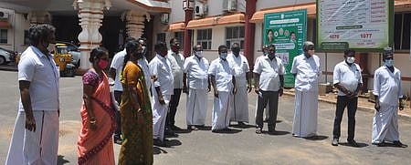 நாகை மாவட்ட ஆட்சியா் அலுவலகத்தில் கோரிக்கை மனு அளித்த ஊராட்சி மன்றத் தலைவா்கள் கூட்டமைப்பினா்.