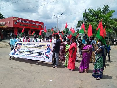 திருவாரூரில் நடைபெற்ற ஆா்ப்பாட்டத்தில் பங்கேற்றோா்.