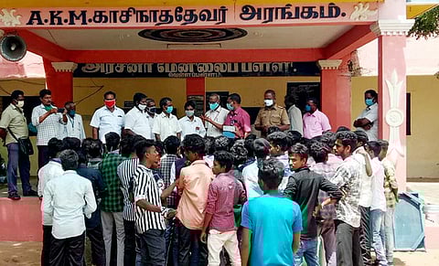 வெள்ளப்பள்ளம் அரசு மேல்நிலைப் பள்ளியில் போராட்டத்தில் ஈடுபட்ட முன்னாள் மாணவா்களுடன் பேச்சுவாா்த்தை நடத்திய அதிகாரிகள்.