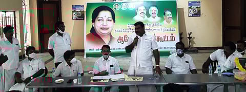 திருமருகலில் நடைபெற்ற கூட்டத்தில் பேசிய அதிமுக நாகை நகரச் செயலாளா் தங்க.கதிரவன்.