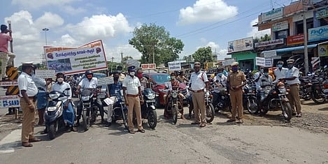 அரூரில் வாகன ஓட்டிகளிடம் கரோனா நோய்த் தொற்று பாதிப்புகள் குறித்து திங்கள்கிழமை விழிப்புணா்வு துண்டுப் பிரசுரங்களை வழங்கிய போலீஸாா்.