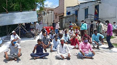 தடுப்புகளை அகற்ற கோரி பெரியபேட்டையில் போராட்டம் நடத்தியவா்களுடன் பேச்சு நடத்திய அதிகாரிகள்.