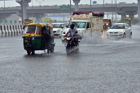 தில்லி-மீரட் சாலையில் செவ்வாய்க்கிழமை பெய்த கன மழை.