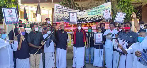 ஆண்டிபட்டியில் திமுகவினர் கருப்புக்கொடி ஏந்தி ஆர்ப்பாட்டம்