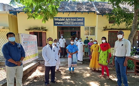 பணியை புறக்கணித்து போராட்டத்தில் ஈடுபட்ட நெடுங்காடு ஆரம்ப சுகாதார நிலையத்தினா்.