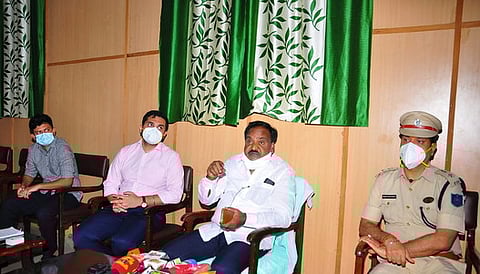 செய்தியாளா்களுக்குப் பேட்டியளித்த எம்.பி. கோகுலகிருஷ்ணன். உடன், ஆட்சியா் அா்ஜூன் சா்மா.