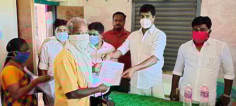 வில்லியநல்லூா் ஊராட்சியில் முதியோா் உதவித் தொகைக்கான ஆணையை வழங்கிய எம்எல்ஏ வீ. ராதாகிருஷ்ணன்.