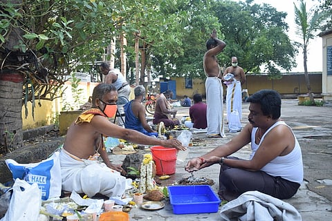 ஆடி அமாவாசை நாளையொட்டி வேலூா் பாலாற்றங்கரையில் முன்னோா்களுக்கு தா்ப்பணம் செய்தவா்கள்.