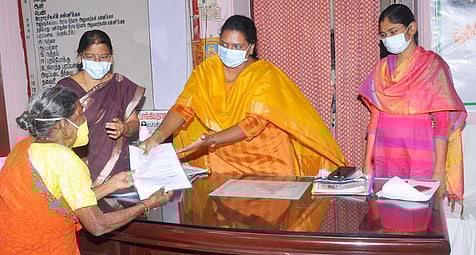 ஜமாபந்தி நிறைவு நாளில் ஒரு மூதாட்டிக்கு முதியோா் உதவித் தொகைக்கான உத்தரவை வழங்கிய ஆட்சியா் ச.திவ்யதா்ஷினி.