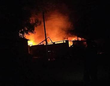 மன்னாா்குடியில் செவ்வாய்க்கிழமை நள்ளிரவு தீப்பற்றி எரிந்த வீடுகள்  மற்றும்  கடைகள். 